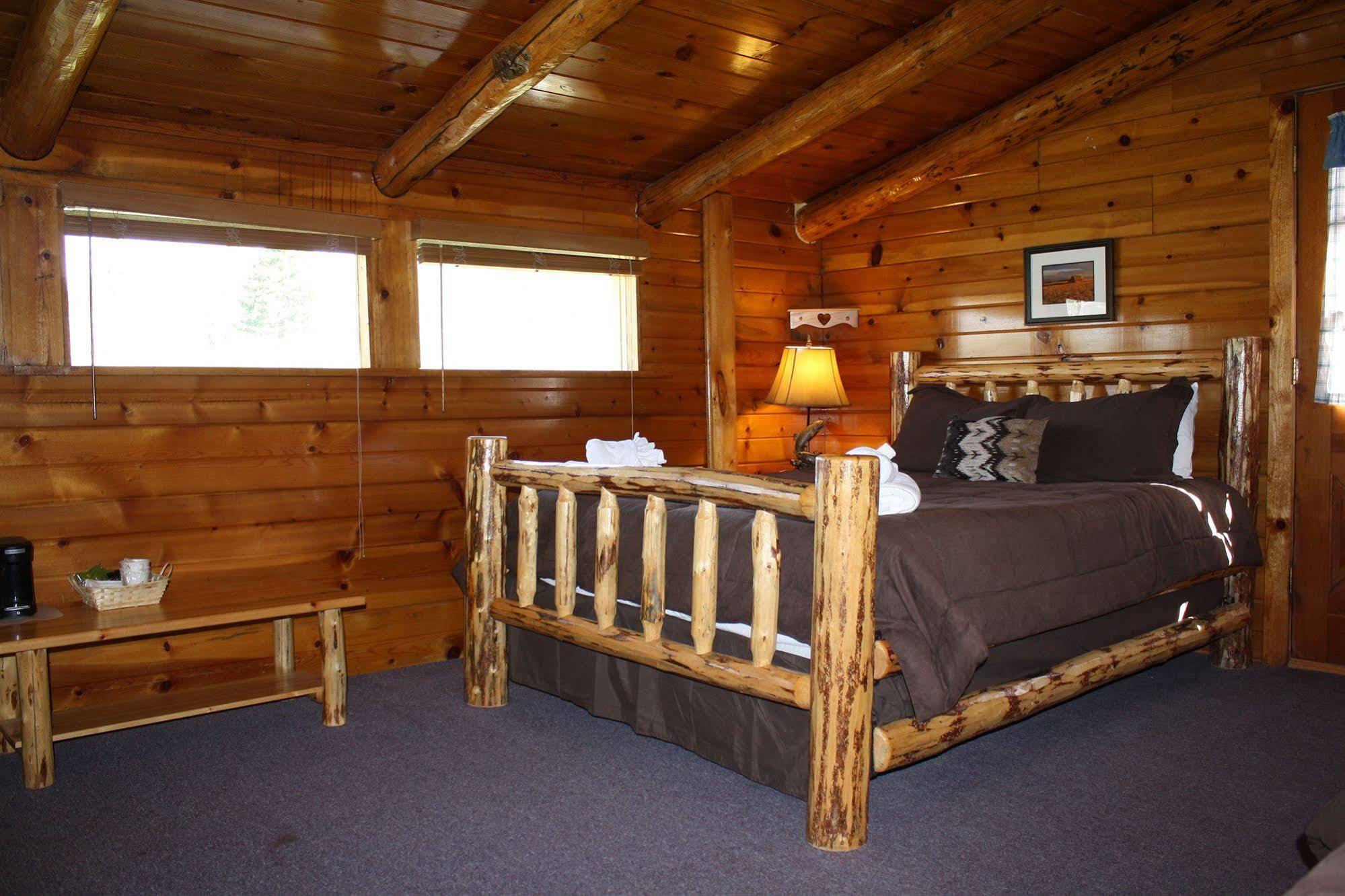 Lodge Heart Six Ranch
