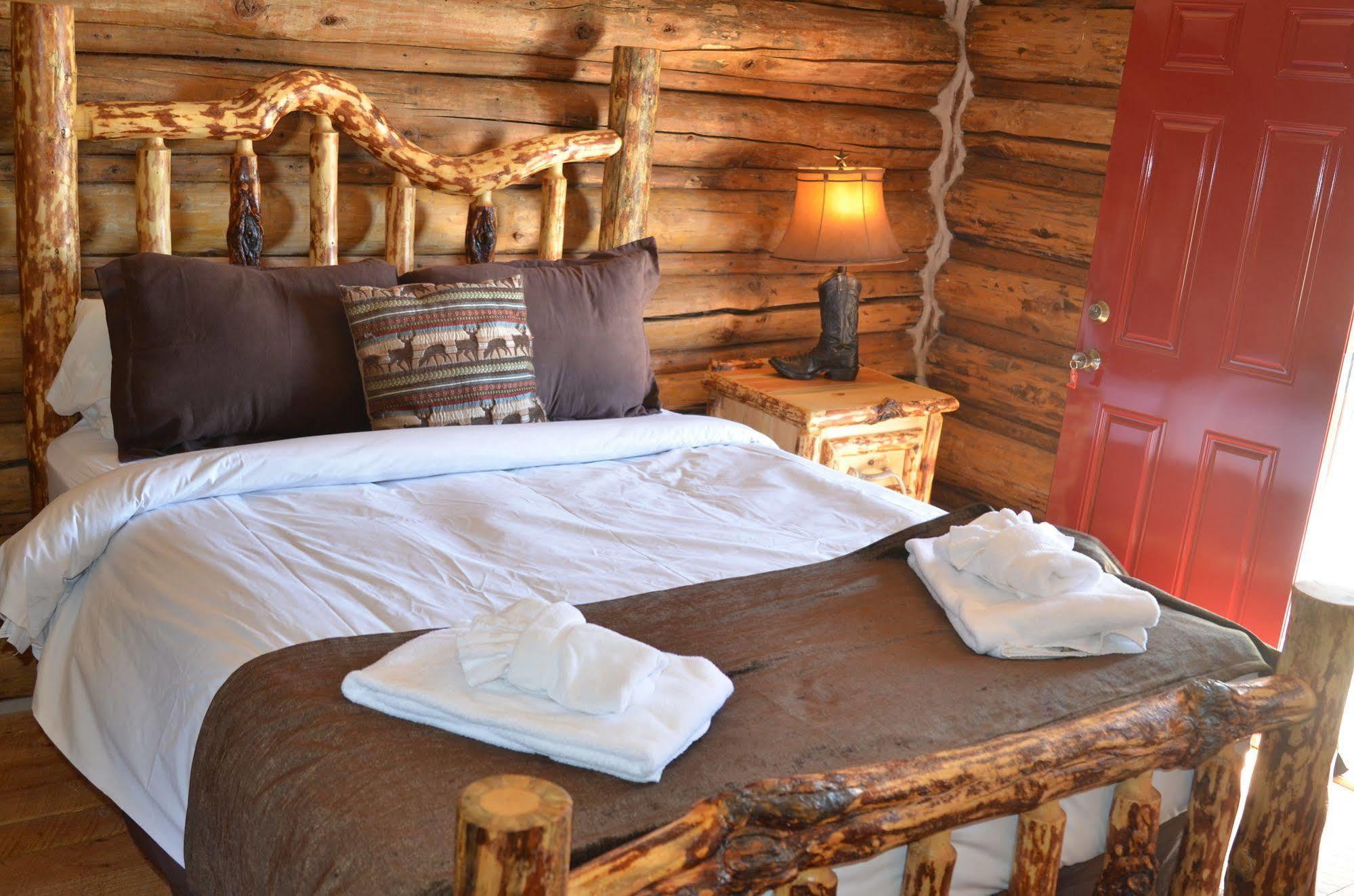 Lodge Heart Six Ranch Moran